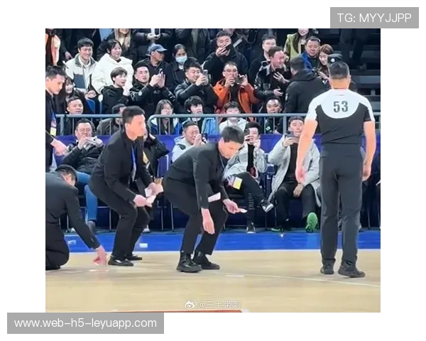 CBA 球迷冲进场外撒钱！原因离谱