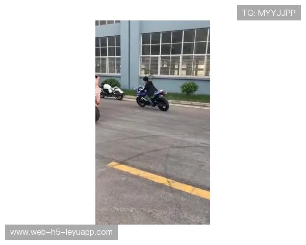 摩托车手惊险漂移救车