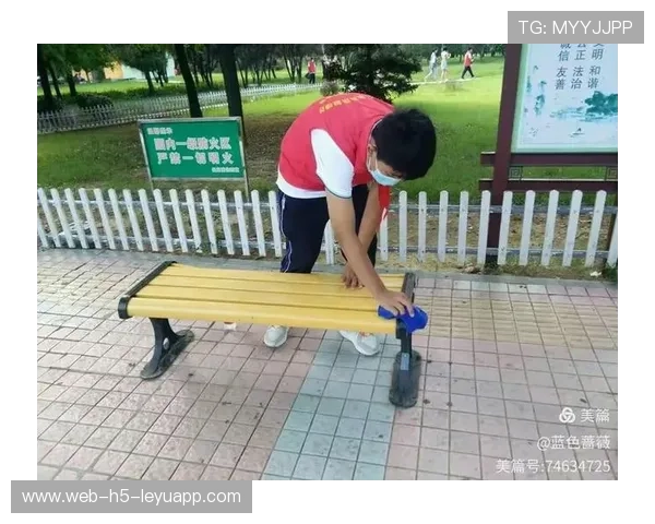 空球场的风吹起的纸屑,风吹过球场椅子的角落,是谁 空球场的风吹起的纸屑,风吹过球场椅子的角落,是谁